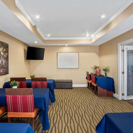 Quality Suites Irving-Las Colinas 외부 사진