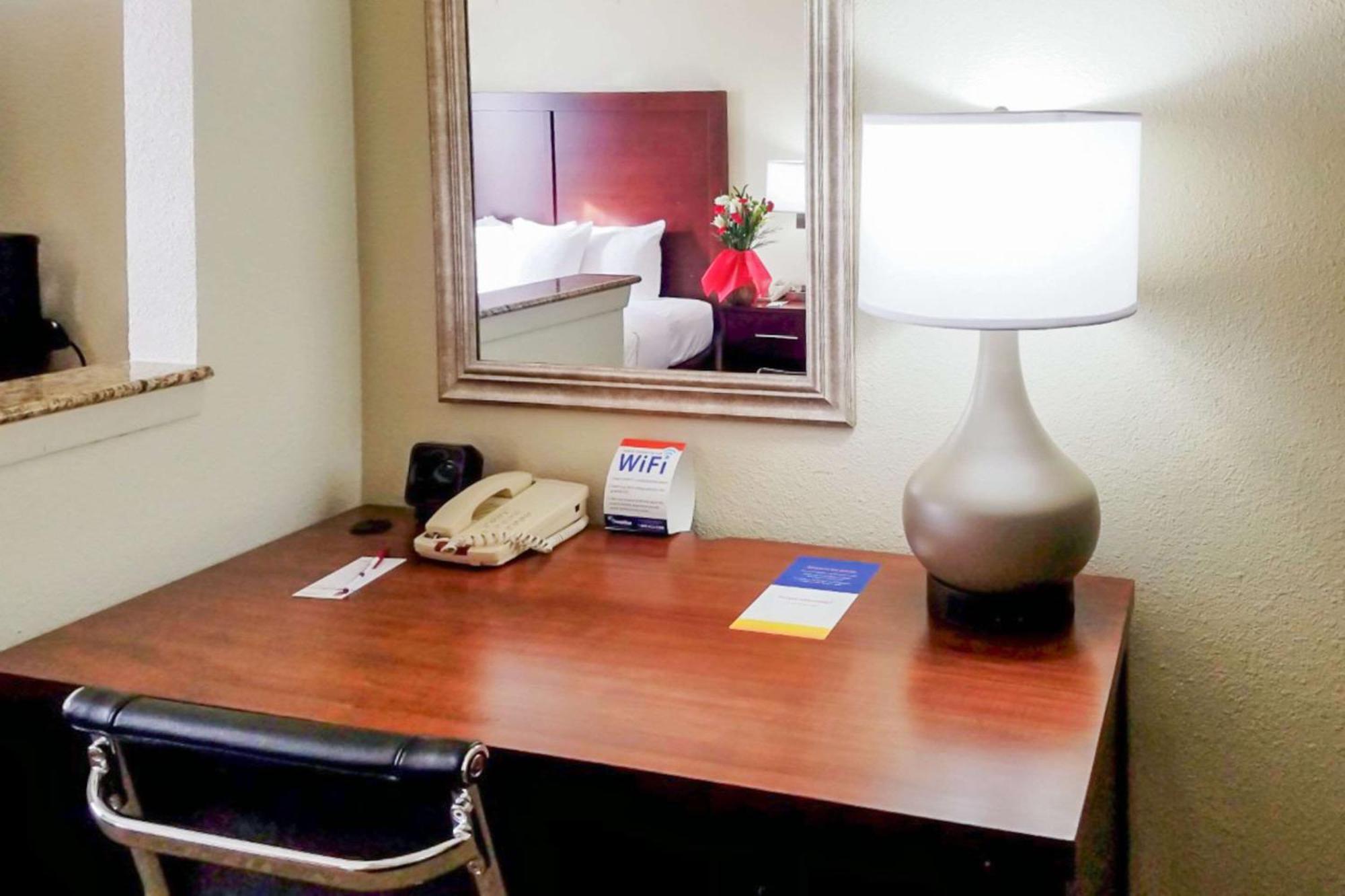 Quality Suites Irving-Las Colinas 외부 사진