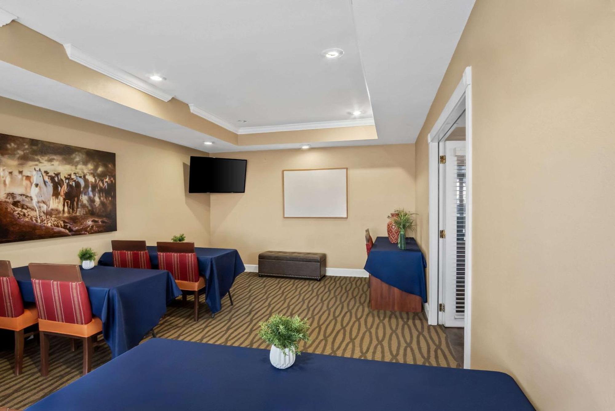 Quality Suites Irving-Las Colinas 외부 사진